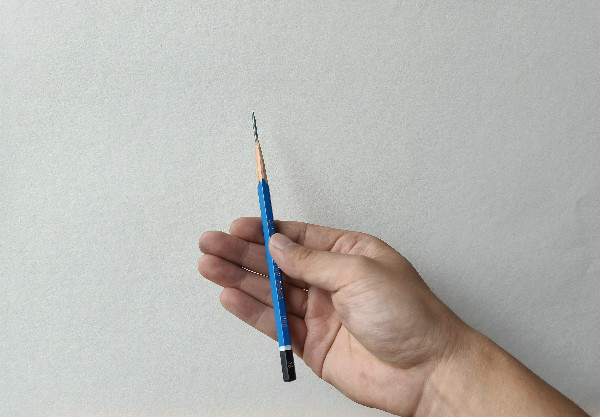只手指上;素描排线握笔姿势的具体方法步骤素描排线的握笔姿势有四步